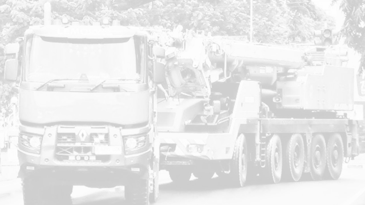 Armada transportasi alat berat